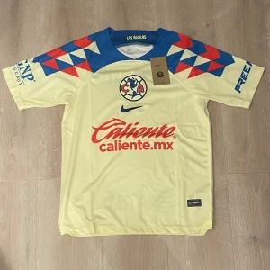Club América-tröja - Säljer en replika av Club América-tröjan, storlek S. Tröjan är i perfekt skick, aldrig använd och med alla originaltaggar kvar. 