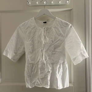 Blus  - Vit blus från HM i storlek S som är köpt i år. Bara testat en gång och aldrig använt 😍 Säljer pga att den var för liten, finns en sminkfläck vid axeln men det går bort i tvätten (bild 3) 🥰 skriv för frågor 