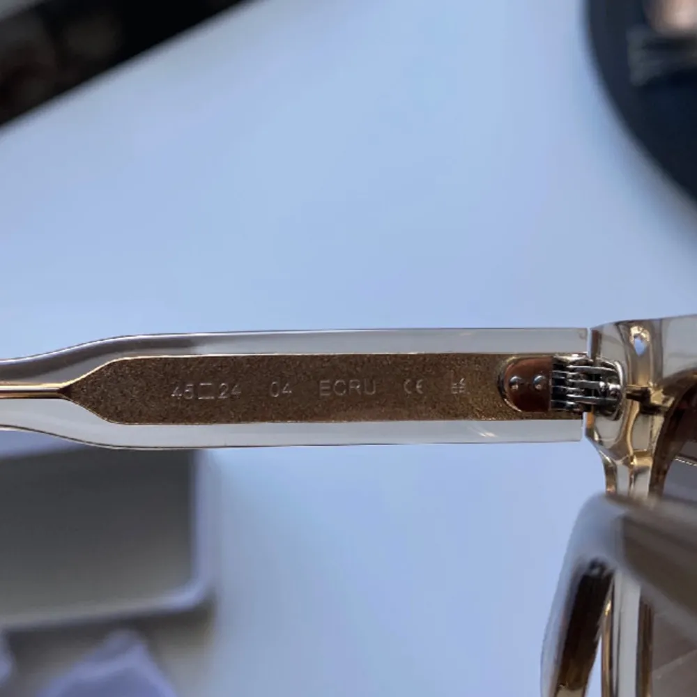 Säljer mina Chimi 04 i färgen ecru, dom har inga täcken på användning och ser u å vara i ny skick. Skickar med original boxen och fodralet förutom den man tvättar dom med då jag tappat bort de. Priset kan diskuteras vid snabb affär💕💕. Asusteet.