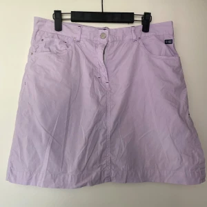 Golfkjol Sebago - Lila golfkjol med inbyggda shorts från Sebago. Storlek M i toppskick.  Kan mötas upp i Örebro eller skicka mot fraktkostnad 