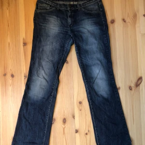 Bootcut jeans - Blå bootcut och lowwaist jeans från MANGO, i storlek 40. Aldrig använda.
