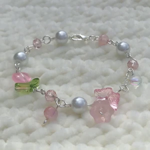 Armband  - Vackert armband av blandade glaspärlor🌸🤍🌿