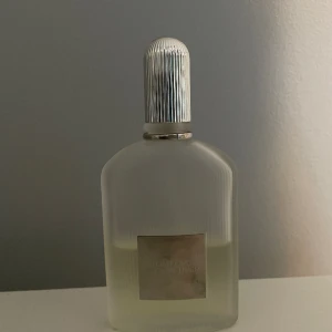Tom Ford grey vetiver  - Vill sälja min Tom Ford grey vetiver, den är 50 ml, avgör själva hur mycket som är kvar