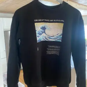 En riktigt schysst sweatshirt från ”The great wave off kanagawa”. Tröjan är i utmärkt skick och har inga defekter. Storleken är XS. Priset kan diskuteras! Skriv gärna för fler frågor eller bilder!