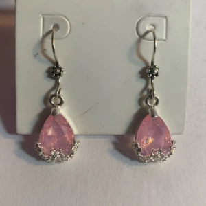 rosa kristall-örhängen💕 - hängade örhängen med rosa kristaller💓 