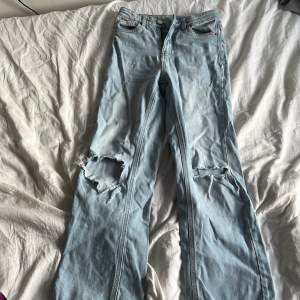 Jeans med hål på knäna💗 Ett av hålen är lite upprivet💗 I fint skick