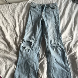 Jeans med hål på knäna  - Jeans med hål på knäna💗 Ett av hålen är lite upprivet💗 I fint skick