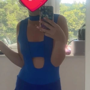 Body  - Jätte snygg body från zara som inte säljs längre. Jag har storlek xs/s i vanliga fall och den passar mig. Den passar dom flesta!