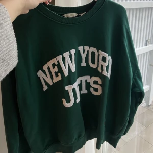 Sweatshirt  - Mörkgrön sweatshirt från HM, mycket sparsamt använd och i fint skick🤍