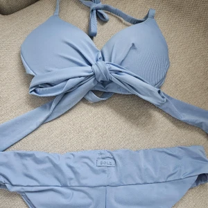 Bikini - calzedonia bikini, endast testad så mycket bra skick❤️ Nypris 500-600 kr. (Underdelen ligger bakochfram så märket som syns är alltså baktill), stl S i botten och toppen passar 75b/70c
