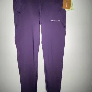 Röhnisch tights - Lila 💜 nya tränings tights av märket Röhnisch Stl M Tags kvar Smart slimmad ficka för mobilen på låret