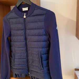 Moncler  - Moncler cardigan dam  Storlek Xs passar också S  Skick 9/10 inga fläckar osv  Pris 2999kr 