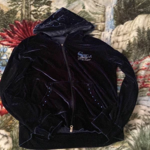 Snygg Y2k kofta  - Jag har knappast använt denna koftan, och den är i jätte bra skick☺️