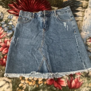 En blå DeFacto jeans kjol - Jag har knappast använd denna klädplagg, och den är i bra skikt👍🏼 Pris kan definitivt diskuteras 😀
