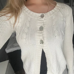 Vit stickad kofta - Supersöt kofta stickad i vitt från H&M i storlek S