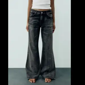 säljer mina flare jeans från zara!💕 nyskick, endast använda en gång, säljer pga fel strl.☺️ skriv för fler bilder!! 