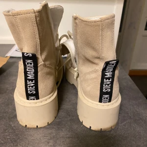 Steve madden kängor  - Storlek 38. Använda en gång , syns endast på sulan se bild . 
