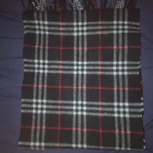Burberry scarf - Säljer nu min burberry scarf i 100% lambswool och lite mer eftertraktad mörkblå färg, inga defekter alltså nyskick då jag köpte den i början på oktober 2023 det är bara o skriva om ni har några frågor!