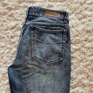Jeans med snygga fickor. Köpta second hand men aldrig använt💕 betala med swish