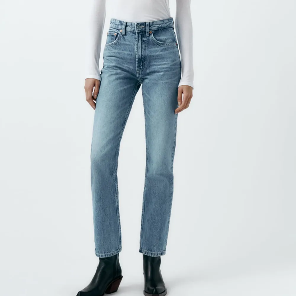 Zara straight jeans  Färg: blå Storlek: 36  Använda ett fåtal gånger, Säljes för att de är för små för mig🌸. Jeans & Byxor.