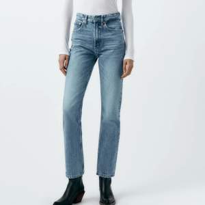 Zara straight jeans  Färg: blå Storlek: 36  Använda ett fåtal gånger, Säljes för att de är för små för mig🌸