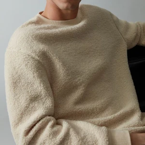 COS teddy tröja  - Beige teddy tröja från cos, väldigt lite använd. Väldigt bra skick! S men sitter som en M 