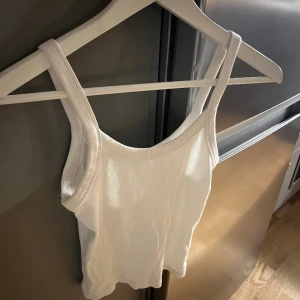 RIBBAT LINNE - Ett vitt basic ribbat linne ifrån gina tricot, något som alla borde ha i sin garderob! Storlek xs