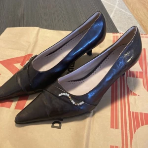 Klackar  - Super snygga klackar köpt second hand. Några stenar saknas och en liten grej på klacken (be om bild)❤️Ser svarta ut men e mörkbruna i direkt ljus