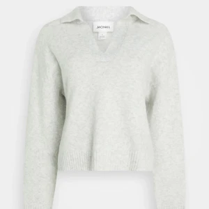 V ringad stickad tröja  - Ljusgrå v rinhar stickad tröja från monki, 150kr inklusive frakt🩷