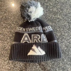 Åre mössa - Slutsåld svart Åre mössa, säljer pga att den inte används! Föreslå pris. 