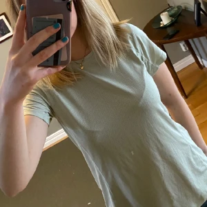 Träningströja - Fin träningströja från hm i storlek M (passar  mig som brukar ha S bra också), inte använt så mycket, så i fint skick💓 Hör av dig vid frågor!☀️