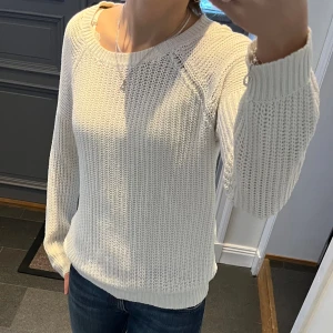 Vit stickad tröja drån Only - Vit stickad tröja i storlek M. Fint skick. Använd gärna köp nu!