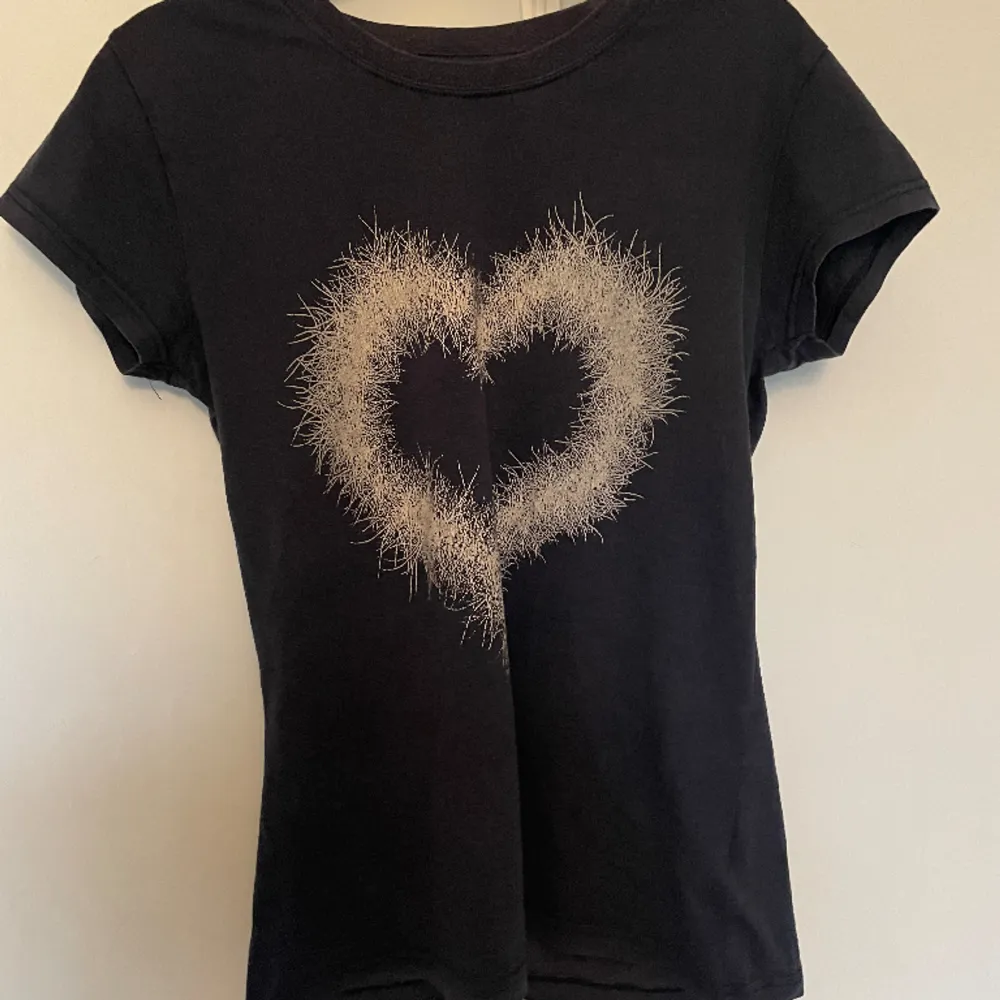 En t-shirt med ett vitt hjärta. T-shirts.