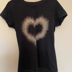 En t-shirt med ett vitt hjärta
