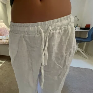 Linnebyxor - Så fina linnebyxor till sommarn😍 Köpta på marknad i Frankrike så osäker på märket och storlek men skulle säga att det passar xs-s. Fråga vad som helst. Pris kan diskuteras