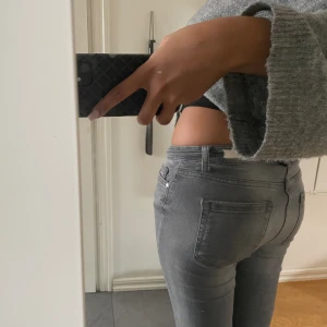 Lågmidjade bootcut jeans  - Ljusgrå lågmidjade bootcut jeans från Only i strl S/30. Passar mig som är 160 cm🤍Jätte fint skick, inga tecken på användning!