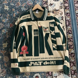 En vintage Nike tröja  - Vintage Nike tröja storlek S men passar som M nästan helt oanvänd inga fel på den 