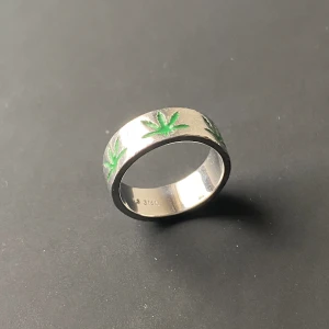 Cool ring - En cool ring med 🍃 motiv på. Storleken är 16. I fint skick.   Materialet är stainless steel.  Vid privat köp är frakten endast 18 kr.