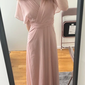 Rosa Aftonklänning - Hade denna klänning på min avslutning i nian och har bara använt den vid 2 tillfällen, den är mycket bra omhändertagen och har inga tecken på användning, för referens är jag 171cm🥰Nypris låg på 600kr så säljer för 400kr