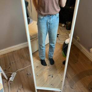 Mid waist blåa jeans med ett litet hål på vänster bakficka💕. Lite för stora i magen för mig som brukar ha s/m🥰