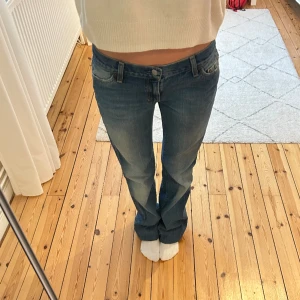 Lågmidjade jeans - Väldigt snygga lågmidjade bootcut jeans! Innerbenslängden är 86cm och midjemåttet rakt över är 38cm. Hör av dig vid intresse eller frågor!💕 Se profil för fler snygga jeans!