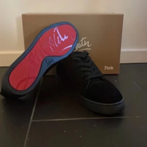 Christian Louboutin  - Ett par riktigt snygga svarta loubs utan spikar för ett riktigt bra pris. Skicket är 9,5/10. Har inte kvitto men har sett kvittot så är nästan 100% på att dom är äkta.