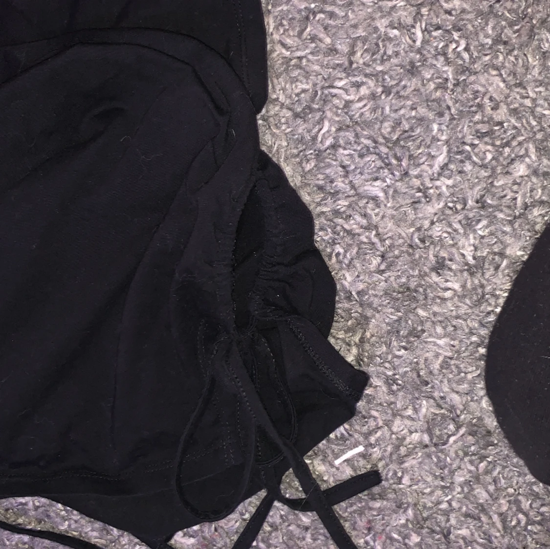 svart topp med snören på sidorns - 90