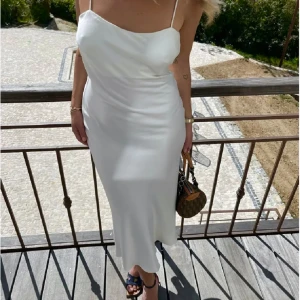 Sommarklänning - Säljer denna underbara sommarklänning från djerf avenue! Perfekt för studenten och sommaren❤️säljer då jag köpt två olika storlekar, orginalpris 1599kr