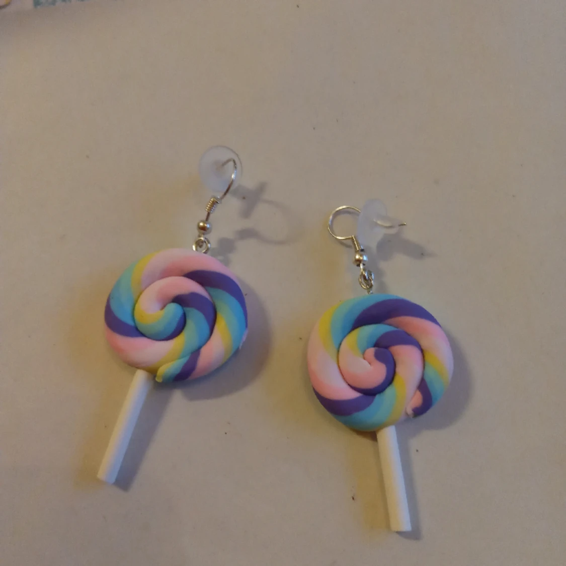 Örhängen med hänge av en klubba. - 90