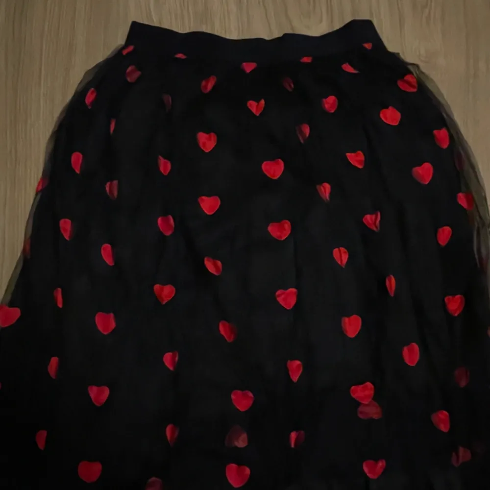 Superfin kjol med hjärtan på, använd 1 gång . Kjolar.