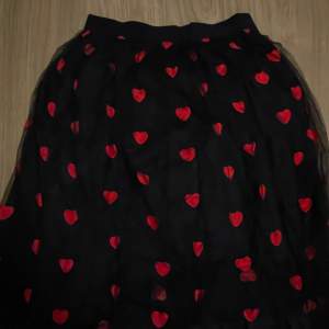 Superfin kjol med hjärtan på, använd 1 gång 
