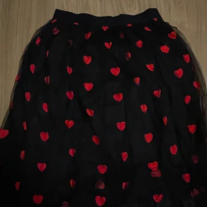 Kjol - Superfin kjol med hjärtan på, använd 1 gång 