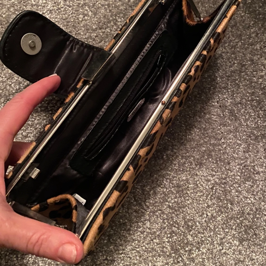 Kuvertväska leopardmönstrad  - 90