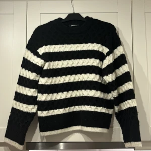 Stickad tröja  - En svartvit fin stickad tröja från Gina Tricot. Nästan helt ny.   -Storlek= XS -Skick= Nyskick  -Butik= Gina